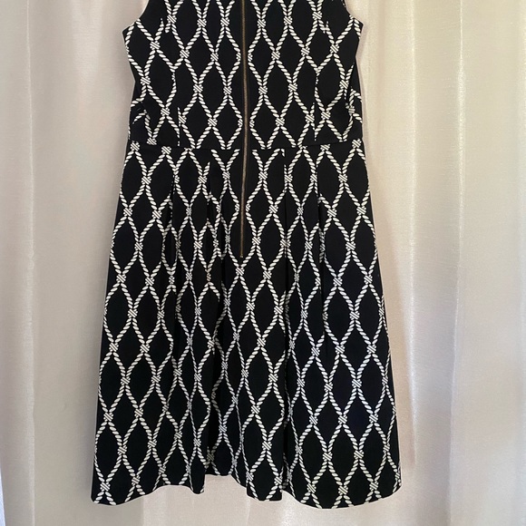 Banana Republic Black and Cream Dress with pockets - Picture 2 of 9